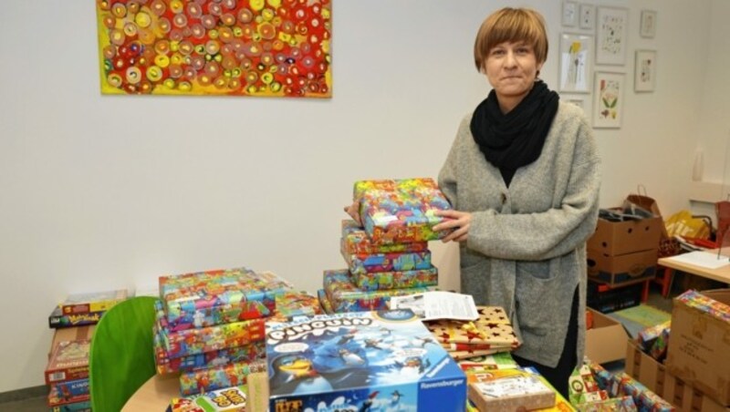 Doris Anzengruber leitet die Sozialberatung der Caritas im 4. Bezirk. Auch Geschenke für Kinder werden zu Weihnachten dort verteilt. (Bild: Klemens Groh)