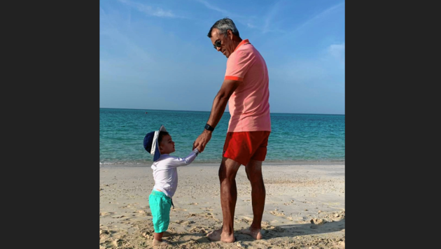 Der kleine Noël hält seinen Opa, WAC-Trainer Robin Dutt, auch in Abu Dhabi voll auf Trab. (Bild: ZVG)