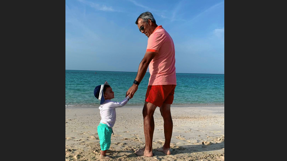 Der kleine Noël hält seinen Opa, WAC-Trainer Robin Dutt, auch in Abu Dhabi voll auf Trab. (Bild: ZVG)