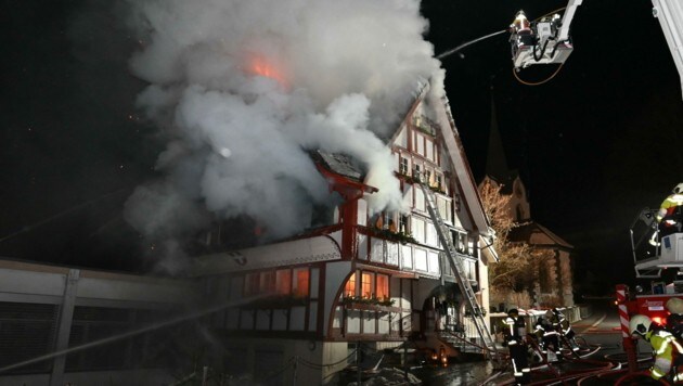 Das Haus in Oberhelfenschwil wurde ein Raub der Flammen. (Bild: Kapo St. Gallen)