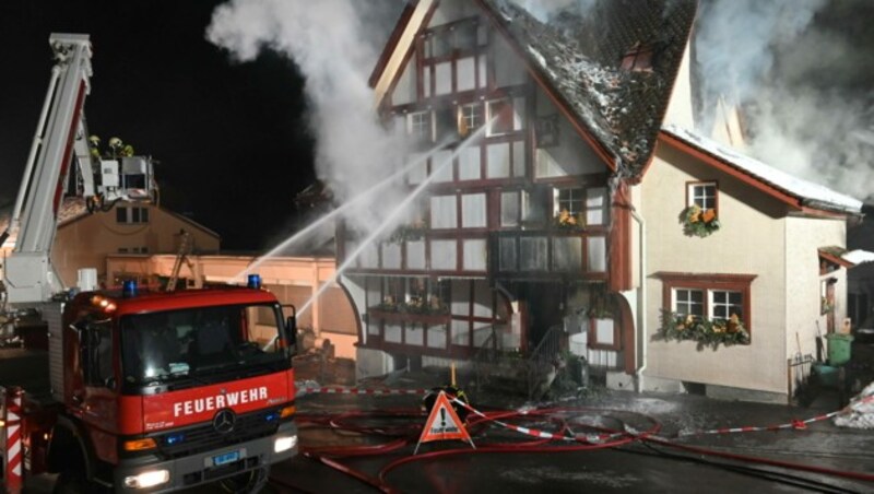 Zwei Bewohner werden derzeit noch vermisst. Sie könnten sich nach Angaben der Kantonspolizei St. Gallen in dem Brandobjekt aufgehalten haben. (Bild: Kapo St. Gallen)