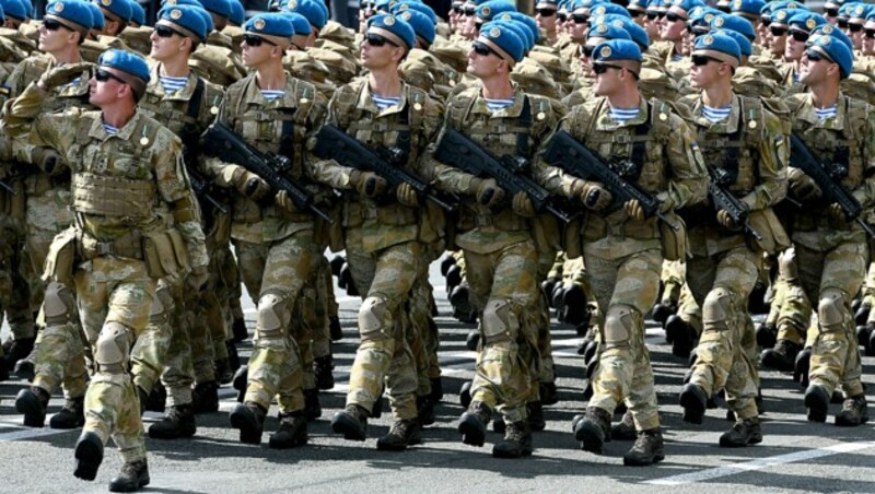 Eine Militärparade anlässlich des ukrainischen Unabhängigkeitstages (Bild: AFP)