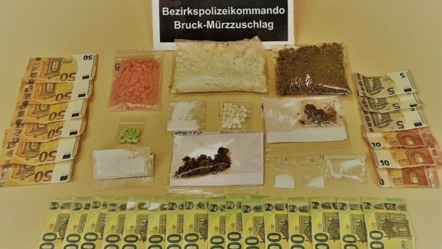 Marihuana, Amphetamine, Ecstasy, Kokain und Bargeld wurden in der Obersteiermark im Zuge der Ermittlungen von der Polizei sichergestellt. (Bild: LPD Steiermark)