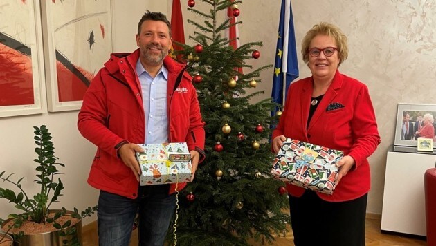 Prokurist der Volkshilfe Hannes Schwab und die ehrenamtliche Präsidentin Verena Dunst mit einigen Geschenken. (Bild: Volkshilfe)