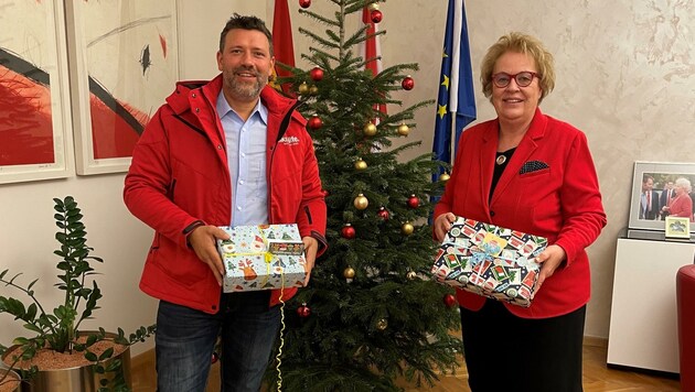 Prokurist der Volkshilfe Hannes Schwab und die ehrenamtliche Präsidentin Verena Dunst mit einigen Geschenken. (Bild: Volkshilfe)