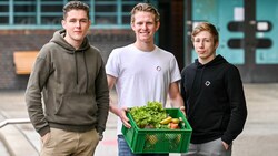 Lukas Forsthuber (l.), Bernhard Bocksrucker und Maximilian Welzenbach (r.) mit einer afreshed-Retterbox. (Bild: Markus Wenzel)