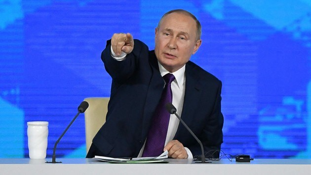 Die Welt blickt angespannt auf die Entscheidungen Wladimir Putins. (Bild: APA/AFP/NATALIA KOLESNIKOVA)