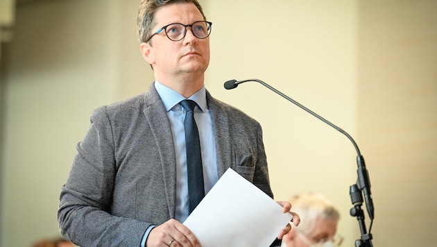 SPÖ-Klubobmann Michael Lindner bei einer Anfrage im OÖ Landtag (Bild: Alexander Schwarzl)