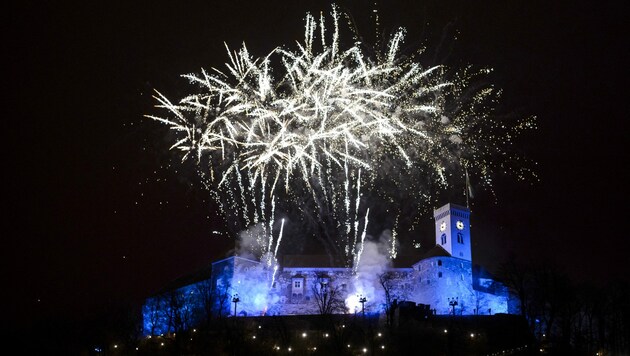 Feuerwerke werden zu diesem Jahreswechsel wohl eher rar sein, wenn es nach der neuen Regelung der slowenischen Regierung geht. Feiern im Freien sind nämlich nicht erlaubt. (Bild: AFP/Jure Makovec)