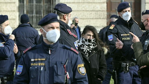 Aktivistin Jennifer Klauninger bei Protesten gegen die Corona-Maßnahmen in Wien (Bild: APA/Herbert Neubauer)