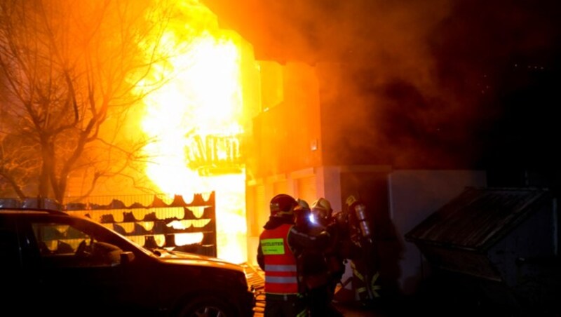 Die Wohnhäuser standen innerhalb kürzester Zeit in Vollbrand. (Bild: Mathis Fotografie)