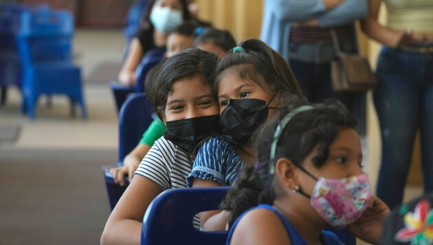 Kinder warten in einer Schule in Guayaquil, Ecuador, darauf, gegen COVID-19 geimpft zu werden. (Bild: AP/Dolores Ochoa)