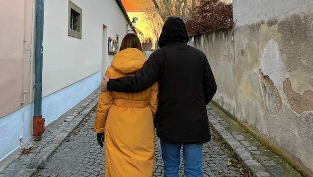 Antonia und Andreas G. bei einem Spaziergang in ihrer Wohngegend (Bild: zVg)