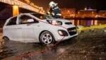 Nachdem die Pensionistin und ihr Hund sicher am Ufer waren, zogen die Einsatzkräfte der Feuerwehr das Auto aus der 2 Grad kalten Donau. (Bild: Kerschbaummayr Werner)