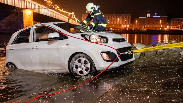 Nachdem die Pensionistin und ihr Hund sicher am Ufer waren, zogen die Einsatzkräfte der Feuerwehr das Auto aus der 2 Grad kalten Donau. (Bild: Kerschbaummayr Werner)