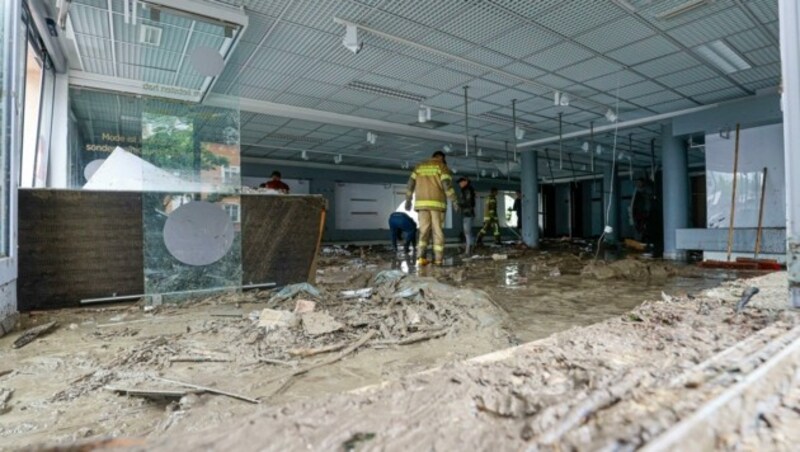 Wie ein Tsunami zwängten sich vergangenes Jahr die Wassermassen des Kothbaches durch Hallein. (Bild: Tschepp Markus)