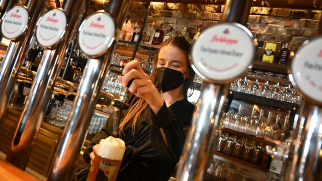 Die Maske ist im Supermarkt und auch in der Gastronomie nicht mehr wegzudenken. Dass Leute sich weigern, sie zu tragen, oder gar handgreiflich werden, kommt nur selten vor. (Bild: Hronek Eveline)