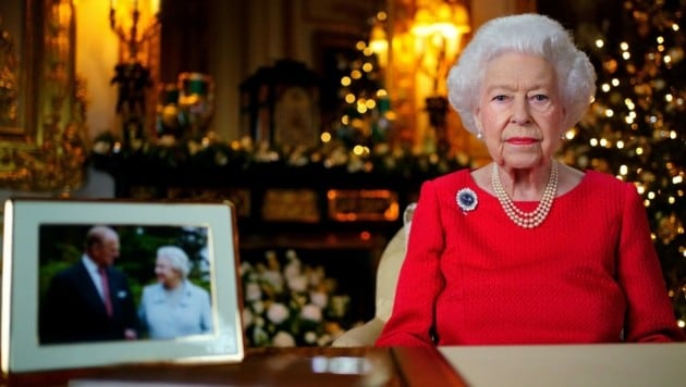 Queen Elizabeth II. trägt bei ihrer Weihnachtsansprache heuer knalliges Rot. (Bild: AFP)