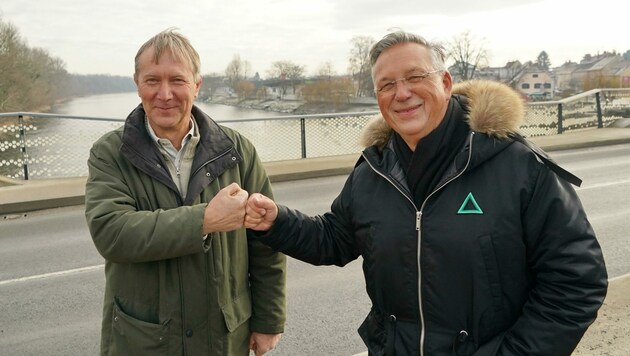 Stadtchefs dies- und jenseits der Mur: Stanko Rojko und Karl Lautner trafen sich auf der Brücke. (Bild: Sepp Pail)