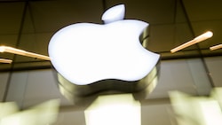 Apple soll Mitbewerbern den Zugang zu Hard- und Softwarefunktionen seines iPhones verweigert haben. (Bild: APA/dpa/Peter Kneffel)