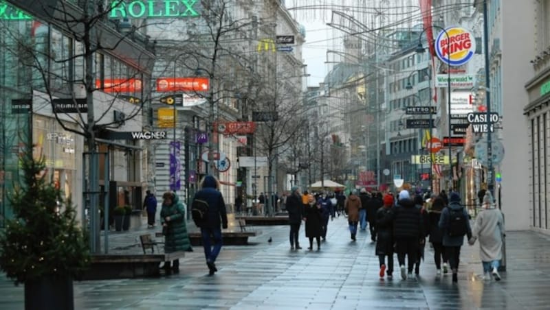 Trotz des Wetters hat es einige Wiener auf die Kärntner Straße gezogen. (Bild: Peter Tomschi)