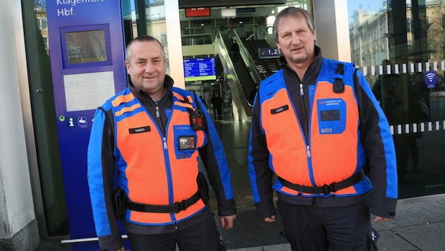 Harald Fischer und Dietmar Torkar bei ihrer Arbeit am 24. Dezember am Hauptbahnhof Klagenfurt. (Bild: Rojsek-Wiedergut Uta)