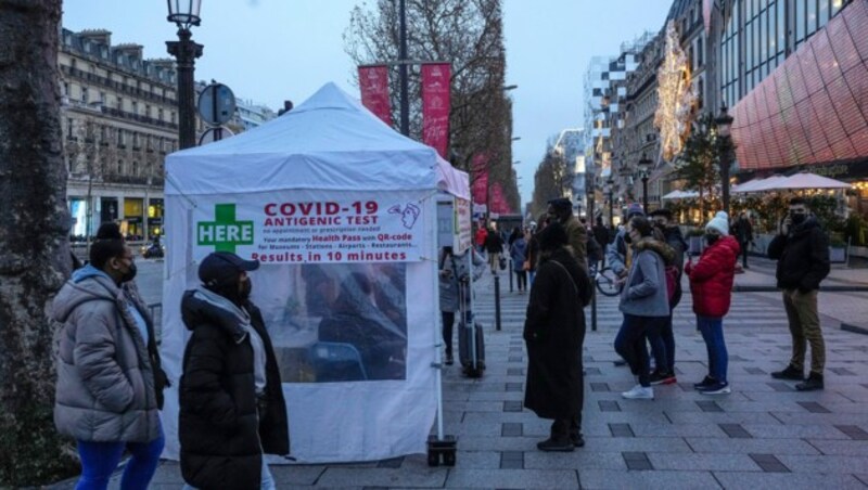 Eine mobile Teststation auf der Champs-Élysées in Paris (Bild: AP)