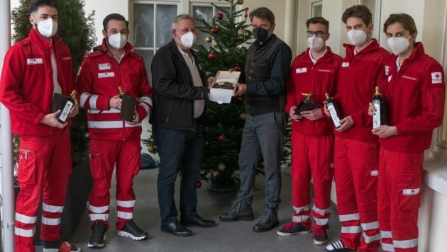 Bürgermeister Kurt Fischer überreichte die Geschenke an die fleißigen Rot-Kreuz-Helfer. (Bild: Stiplovsek Dietmar)