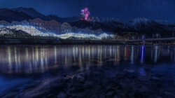 Mit Lichtprojektionen, mobilen Musik- und Künstlergruppen sowie einem Feuerwerk begrüßt Innsbruck das neue Jahr 2022. (Bild: Innsbruck Tourismus/Markus Mair)