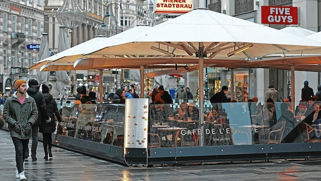 In der Innenstadt waren einige Lokale voll, andere leer. (Bild: Tomschi Peter)