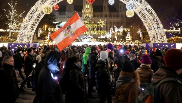 Bis zu 4000 Menschen versammelten sich am Stefanitag am Wiener Ring. (Bild: APA/FLORIAN WIESER)