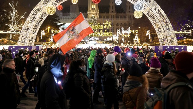 Bis zu 4000 Menschen versammelten sich am Stefanitag am Wiener Ring. (Bild: APA/FLORIAN WIESER)