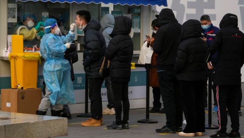 Warteschlangen vor einem Testcenter in Peking (Bild: AP)