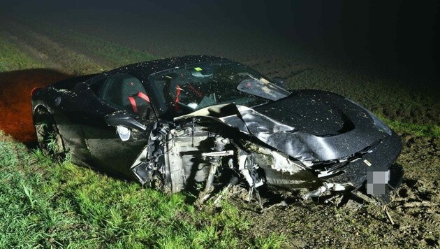Das rechte Vorderrad des Ferraris wurde bei dem Unfall abgerissen. (Bild: Kapo Aargau)