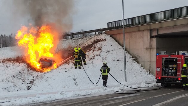 Das Auto aus Wien brannte am Unfallort komplett aus. (Bild: FF Hoheneich)