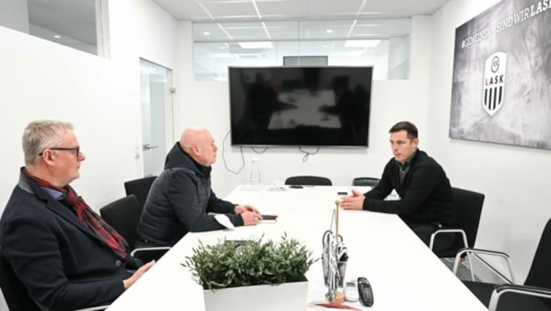 LASK-Sportchef Rado Vujanovic (re.) im LASK-Büro beim Gespräch mit Herbert Eichinger und Georg Leblhuber (li.). (Bild: Wenzel Markus)