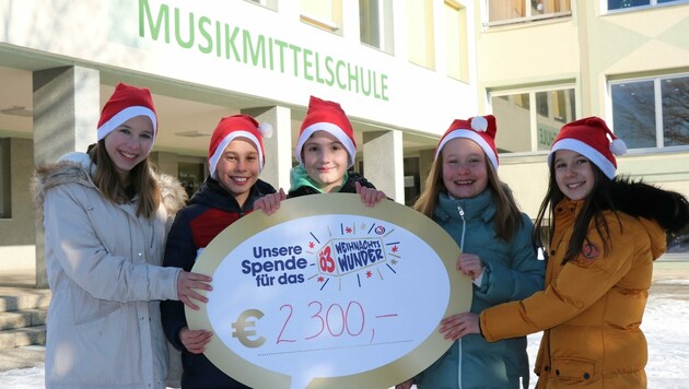 Die stolze Summe von 2300 Euro haben die Schüler in Seeboden durch den Verkauf von Selbstgemachtem und mit Musik für die Spendenaktion gesammelt. (Bild: Iris Naschenweng)
