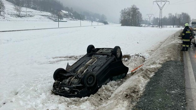 Das Unfallauto blieb am Dach liegen. (Bild: Feuerwehr Brückl)