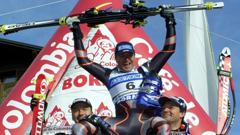 Fritz Strobl (l.) und Stephan Eberharter (r.) ließen den Mellauer Christian Greber am 28. Dezember 2001 hochleben. In Bormio gewann er als bislang letzter Vorarlberger eine Abfahrt im Weltcup. (Bild: AP)