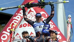Fritz Strobl (l.) und Stephan Eberharter (r.) ließen den Mellauer Christian Greber am 28. Dezember 2001 hochleben. In Bormio gewann er als bislang letzter Vorarlberger eine Abfahrt im Weltcup. (Bild: AP)