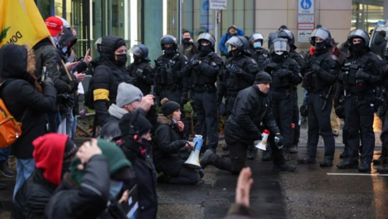 Der Weihnachtsfrieden konnte bei mancher Demo gegen Corona-Maßnahmen in Deutschland leider nicht gewahrt werden. (Symbolbild) (Bild: AFP)