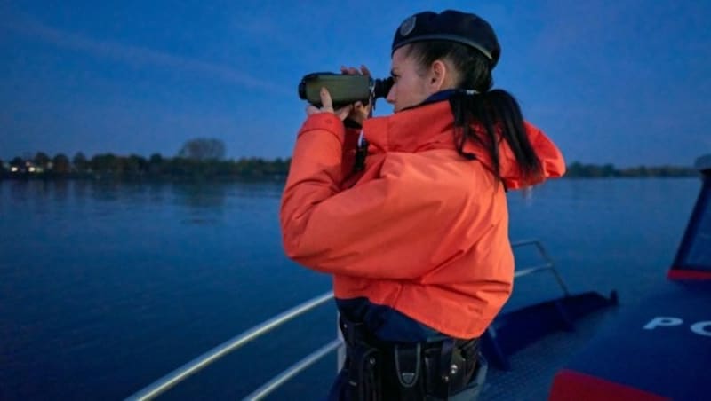 Mithilfe von Einsatzkräften der Wasserpolizei wurde das verletzte Tier ans Ufer der Donau gebracht. (Bild: Landespolizeidirektion Wien)