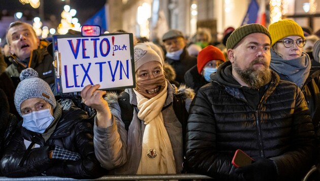 Nach der Verabschiedung des Gesetzes protestierten Tausende Polen vor dem Präsidentenpalast in Warschau dagegen und forderten ein Veto. (Bild: APA/AFP/Wojtek RADWANSKI)