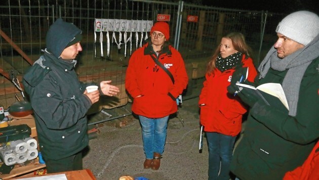 „Krone“-Redakteur Christoph Engelmaier (re.) begleitete die Nachtstreetworker der Caritas bei ihrem Einsatz. (Bild: Zwefo)