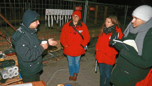 „Krone“-Redakteur Christoph Engelmaier (re.) begleitete die Nachtstreetworker der Caritas bei ihrem Einsatz. (Bild: Zwefo)