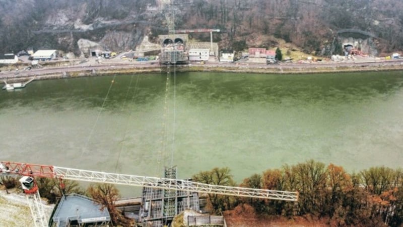 Vor wenigen Tagen wurde das erste von 24 Tragseilen für die künftige A26-Westringbrücke gespannt. (Bild: Einöder Horst)