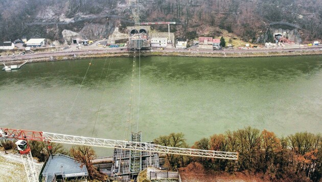 Vor wenigen Tagen wurde das erste von 24 Tragseilen für die künftige A26-Westringbrücke gespannt. (Bild: Einöder Horst)