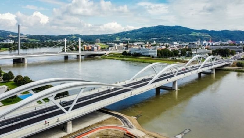 Gemütliche Sitzgelegenheiten, Rad- und Fußgängerweg - die „Neue Eisenbahnbrücke“ wurde heuer Ende August feierlich eröffnet. (Bild: Alexander Schwarzl)