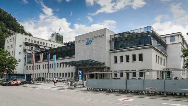 Der schwer verletzte Jugendliche wurde ins UKH Salzburg geflogen und umgehend operiert (Bild: Franz Neumayr)