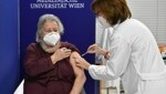 Theresia Hofer bekam am 27. Dezember 2020 als erste Österreicherin eine Corona-Impfung. (Bild: AFP)